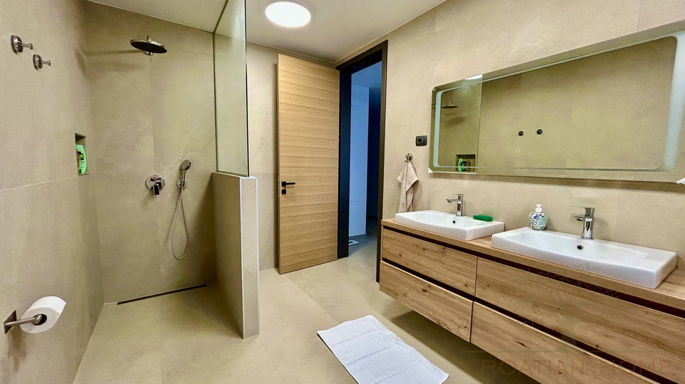 NEUBAU VILLA MIT POOL NUR 1500 M VOM MEER