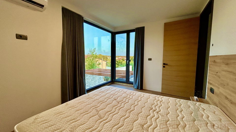 NEUBAU VILLA MIT POOL NUR 1500 M VOM MEER