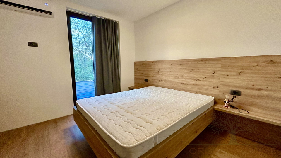 NEUBAU VILLA MIT POOL NUR 1500 M VOM MEER