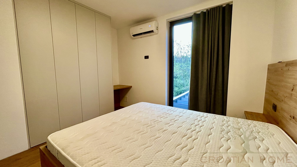 NEUBAU VILLA MIT POOL NUR 1500 M VOM MEER