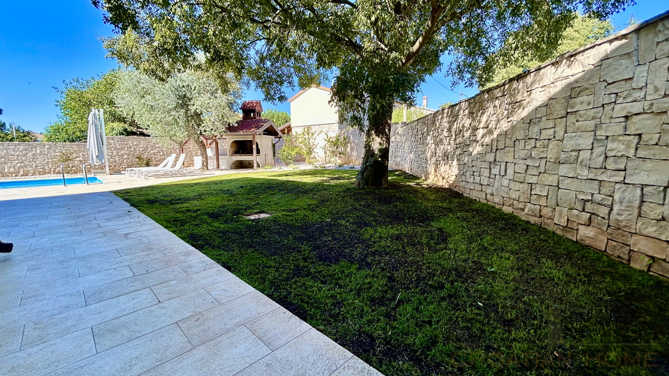 HAUS MIT SALZWASSERPOOL NUR 5 KM VON NOVIGRAD