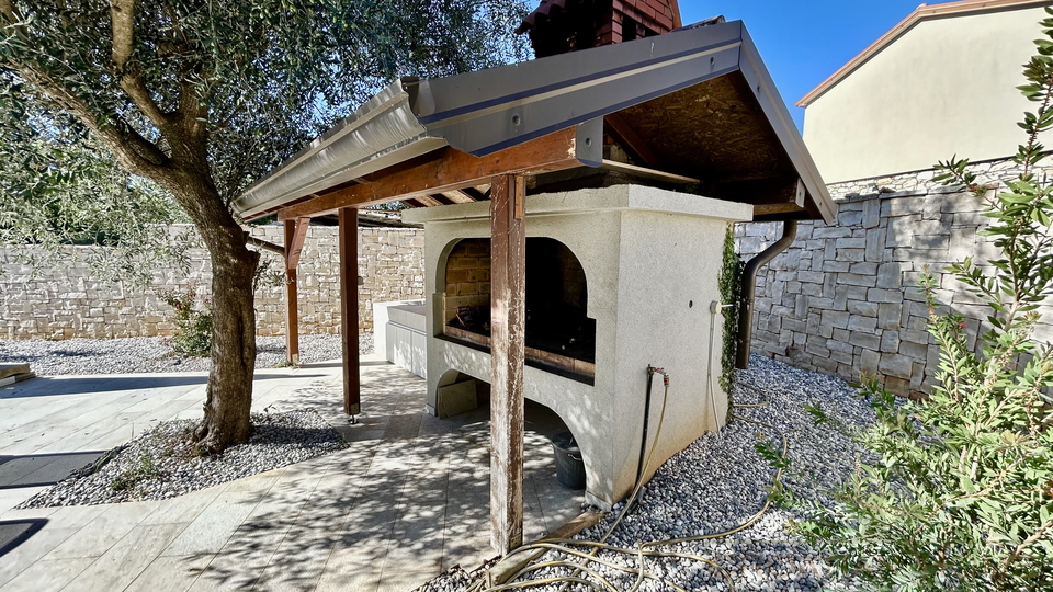 HAUS MIT SALZWASSERPOOL NUR 5 KM VON NOVIGRAD