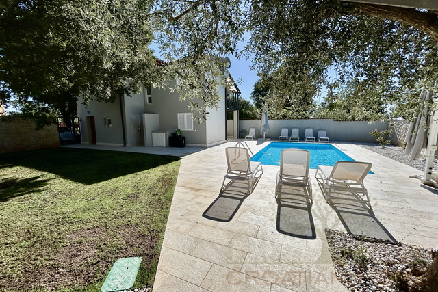 HAUS MIT SALZWASSERPOOL NUR 5 KM VON NOVIGRAD