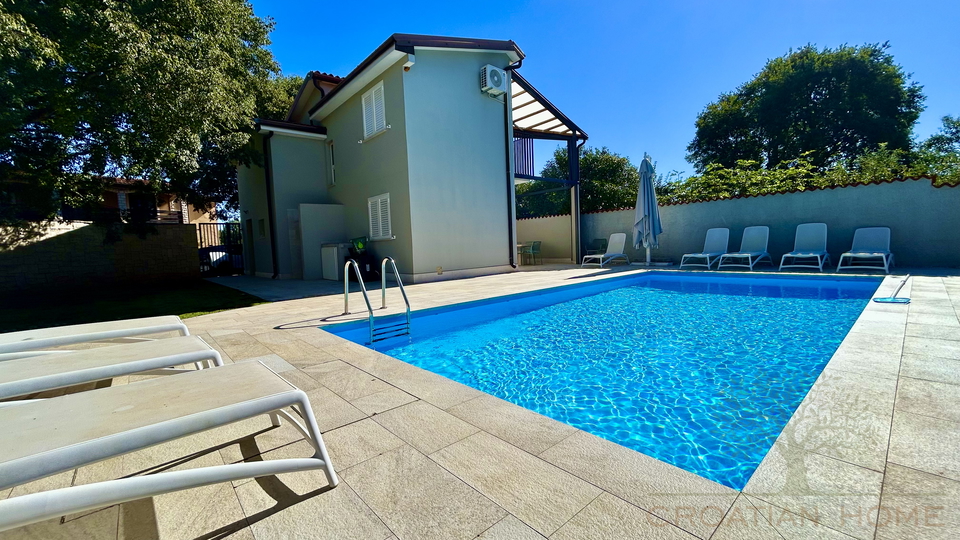 HAUS MIT SALZWASSERPOOL NUR 5 KM VON NOVIGRAD