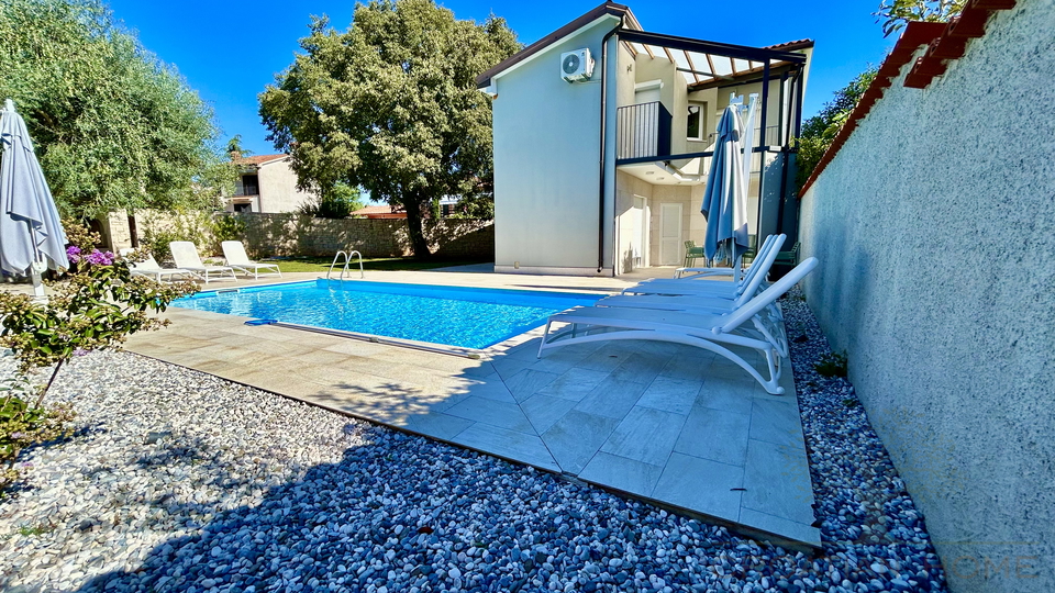 HAUS MIT SALZWASSERPOOL NUR 5 KM VON NOVIGRAD