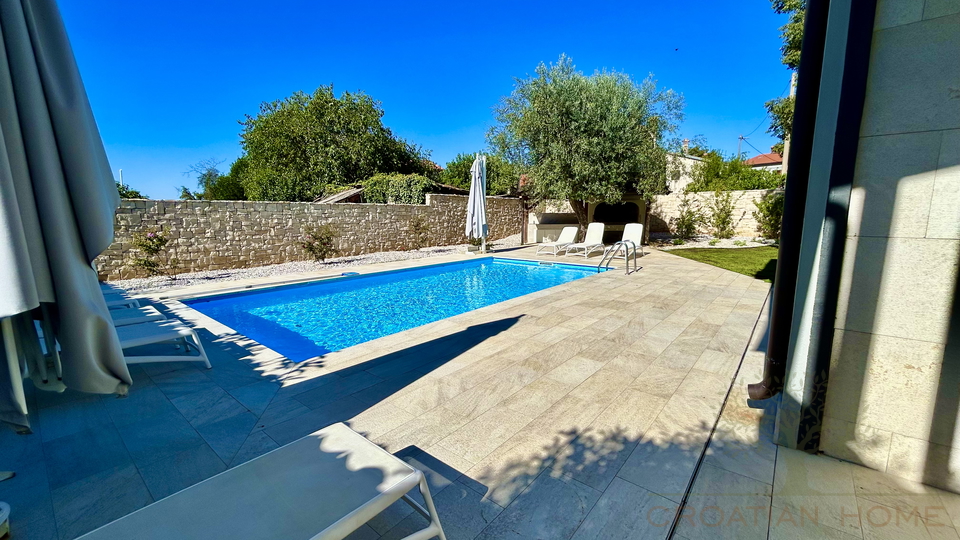 HAUS MIT SALZWASSERPOOL NUR 5 KM VON NOVIGRAD