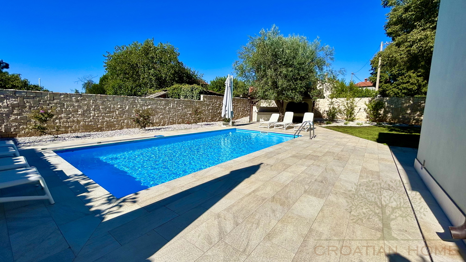HAUS MIT SALZWASSERPOOL NUR 5 KM VON NOVIGRAD