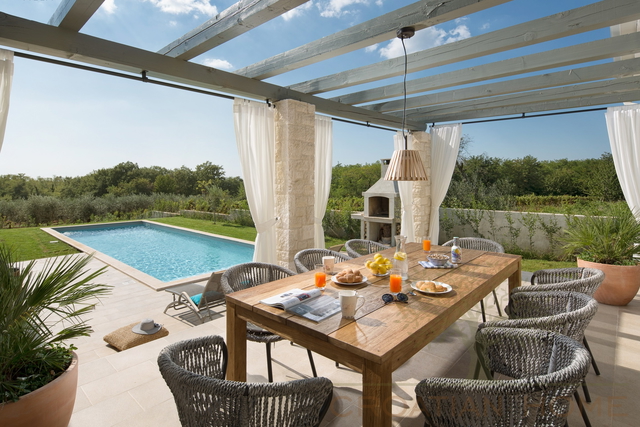 TRAUMVILLA MIT 45 M2 BEHEIZTEM POOL