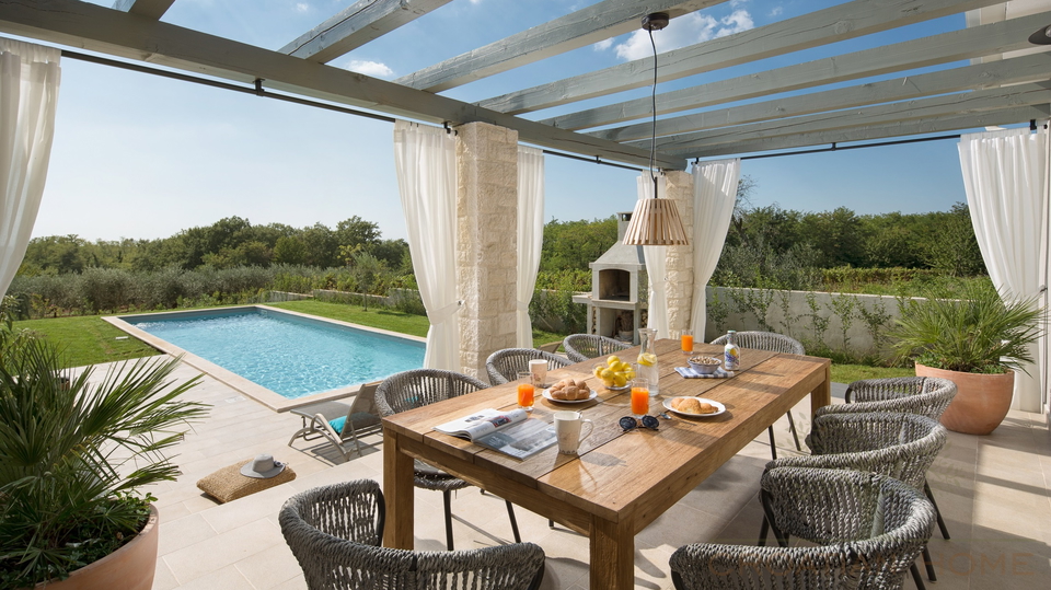 TRAUMVILLA MIT 45 M2 BEHEIZTEM POOL