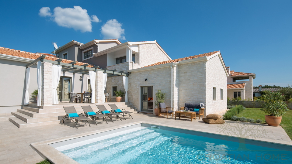 TRAUMVILLA MIT 45 M2 BEHEIZTEM POOL