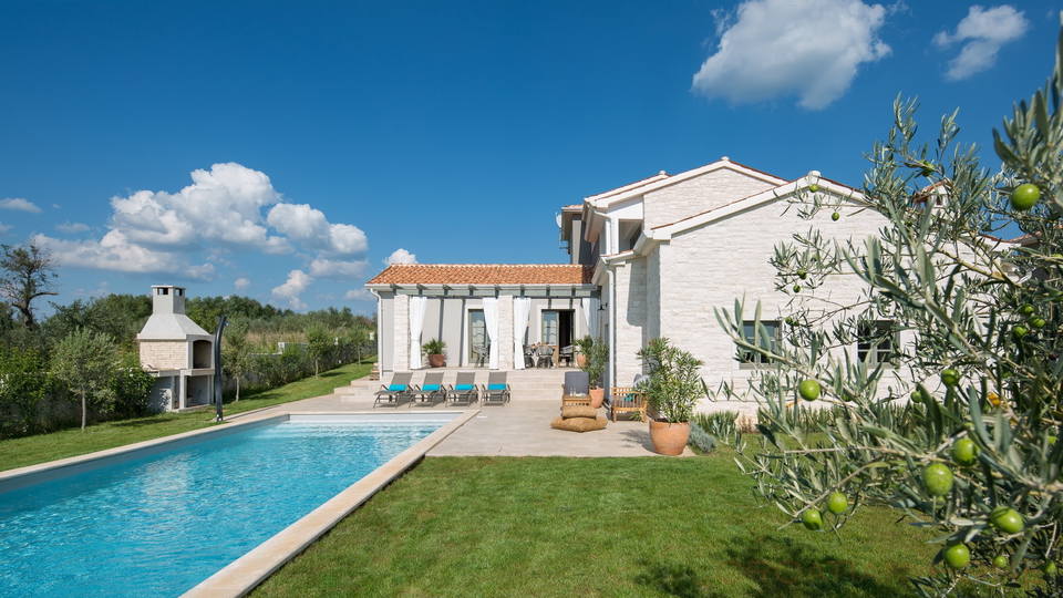 TRAUMVILLA MIT 45 M2 BEHEIZTEM POOL