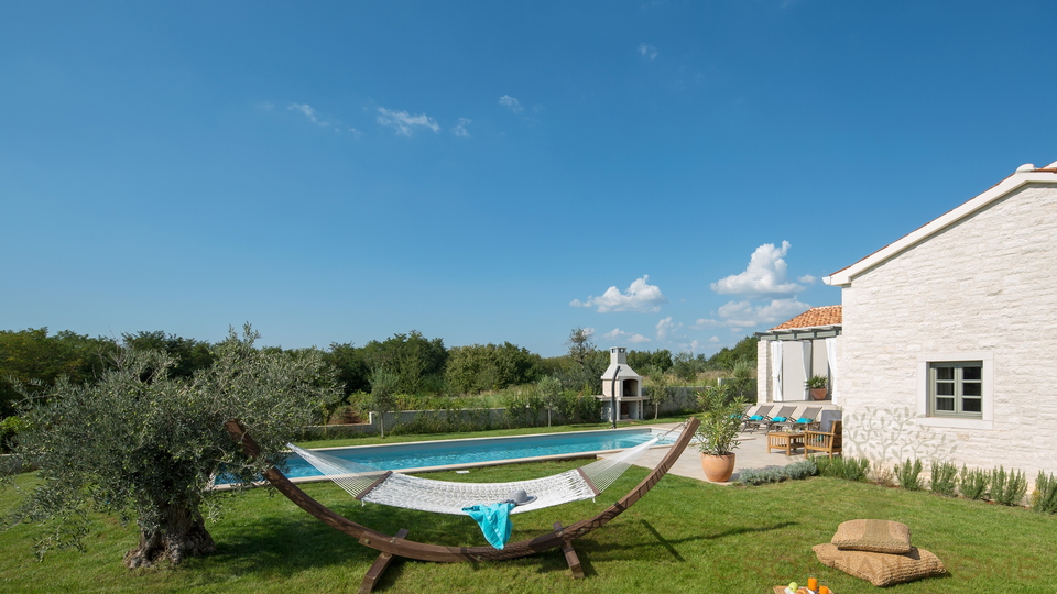 TRAUMVILLA MIT 45 M2 BEHEIZTEM POOL