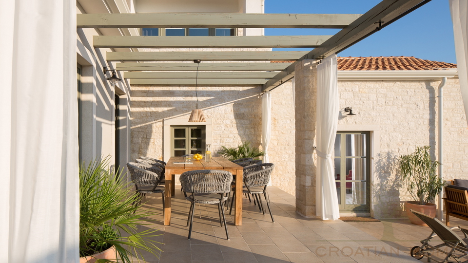 TRAUMVILLA MIT 45 M2 BEHEIZTEM POOL