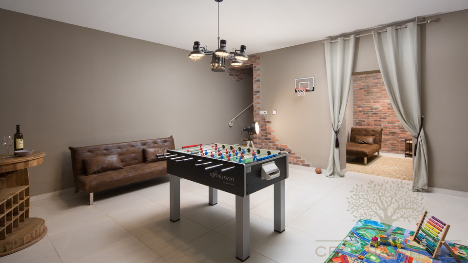 TRAUMVILLA MIT 45 M2 BEHEIZTEM POOL