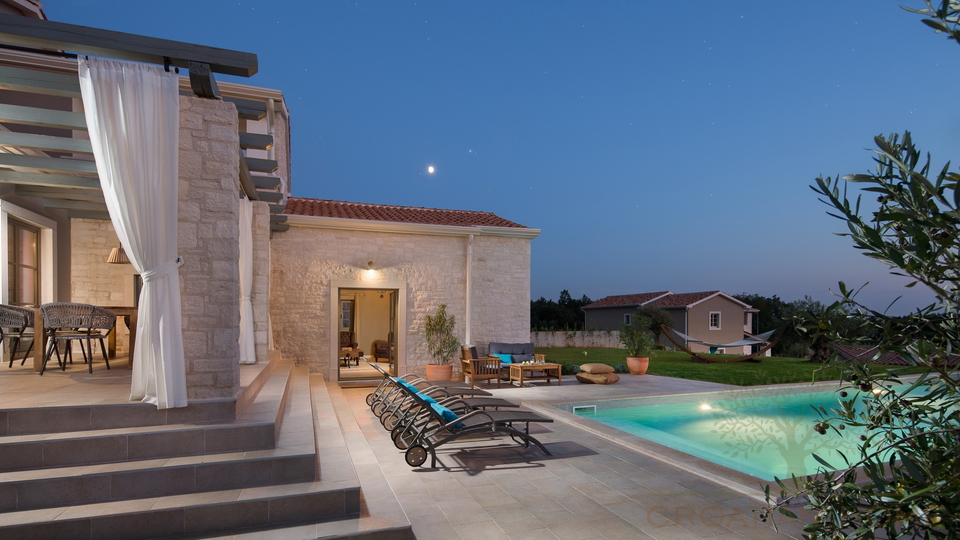 TRAUMVILLA MIT 45 M2 BEHEIZTEM POOL