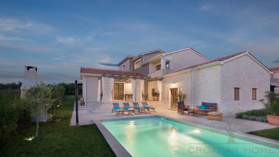 TRAUMVILLA MIT 45 M2 BEHEIZTEM POOL