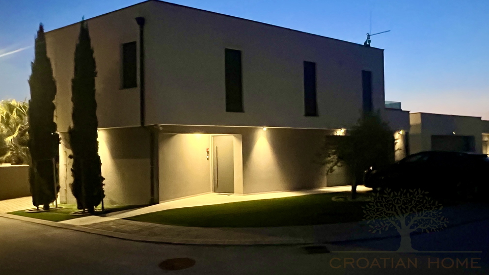 VILLA MIT POOL NUR 80 M VOM MEER MIT MEERBLICK UND GARAGE