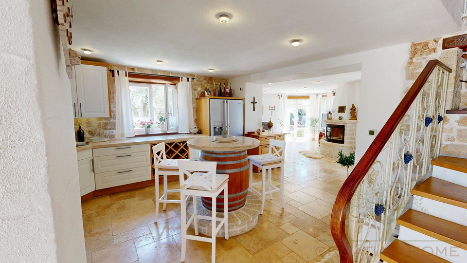 Haupthaus mit Einliegerhaus&comma; Pool&comma; Solaranlage und Fussbodenheizung nur 7 km vom Meer bei Porec mit Meerblick
