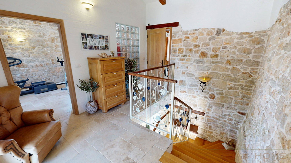 Haupthaus mit Einliegerhaus&comma; Pool&comma; Solaranlage und Fussbodenheizung nur 7 km vom Meer bei Porec mit Meerblick