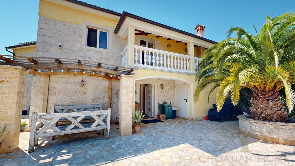 Haupthaus mit Einliegerhaus&comma; Pool&comma; Solaranlage und Fussbodenheizung nur 7 km vom Meer bei Porec mit Meerblick