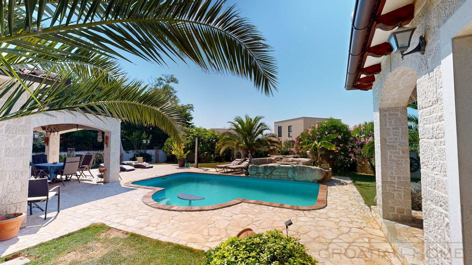 Haupthaus mit Einliegerhaus&comma; Pool&comma; Solaranlage und Fussbodenheizung nur 7 km vom Meer bei Porec mit Meerblick