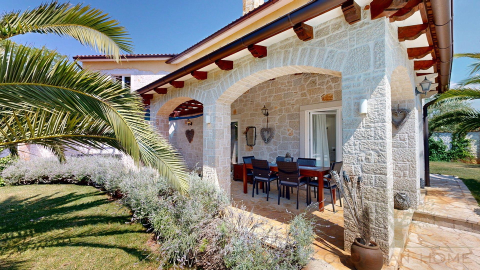 Haupthaus mit Einliegerhaus&comma; Pool&comma; Solaranlage und Fussbodenheizung nur 7 km vom Meer bei Porec mit Meerblick