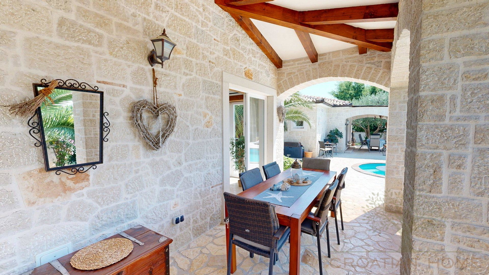 Haupthaus mit Einliegerhaus&comma; Pool&comma; Solaranlage und Fussbodenheizung nur 7 km vom Meer bei Porec mit Meerblick