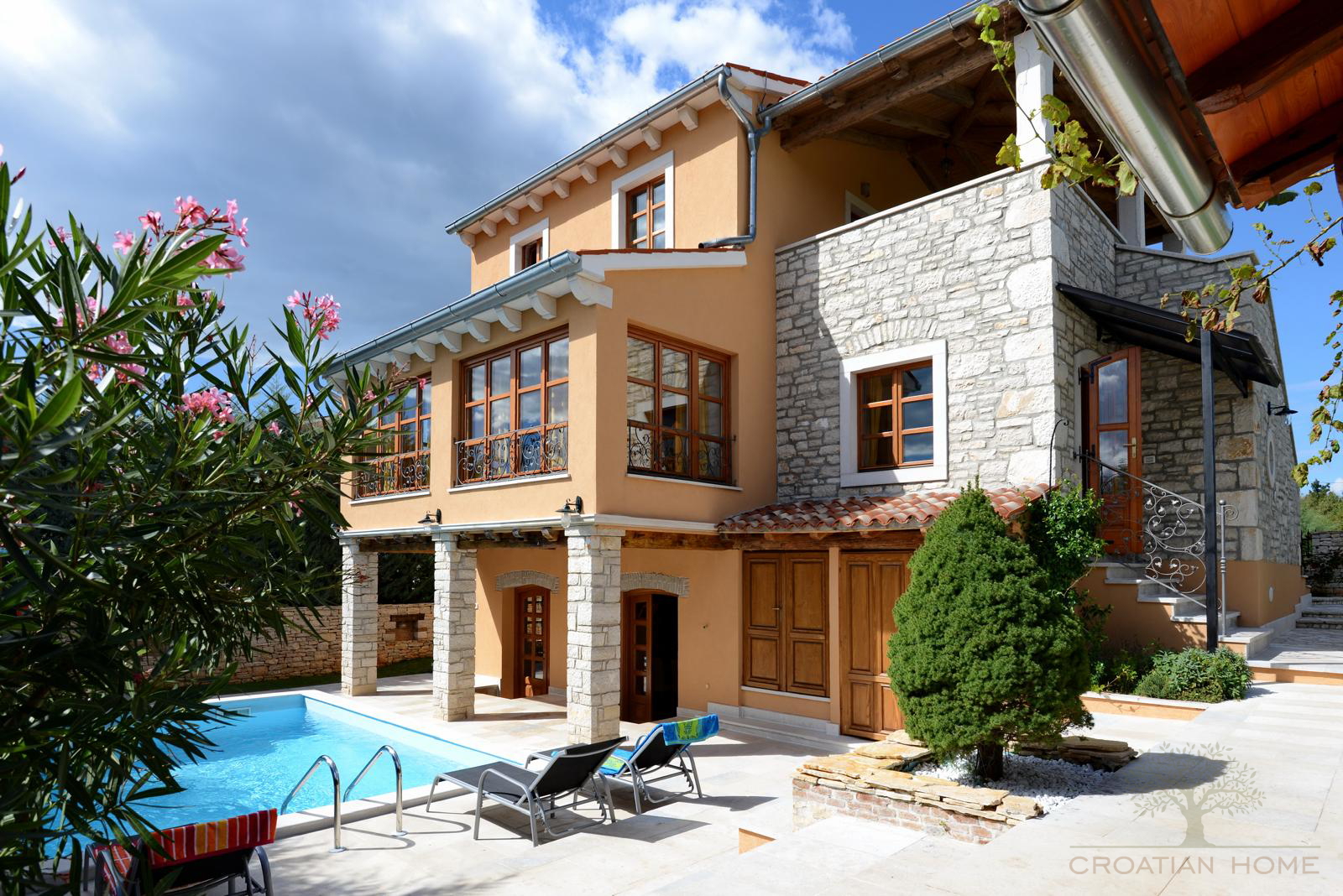 WUNDERSCHÖNES ISTRISCHES HAUS MIT POOL MIT SEHR VIEL PRIVATSHÄRE UND RUHE