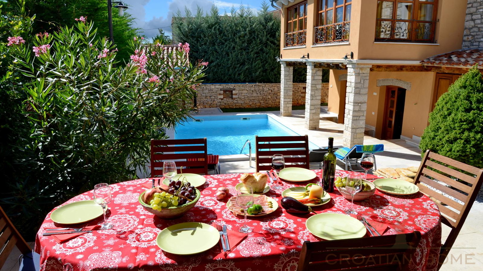 WUNDERSCH&Ouml;NES ISTRISCHES HAUS MIT POOL MIT SEHR VIEL PRIVATSH&Auml;RE UND RUHE