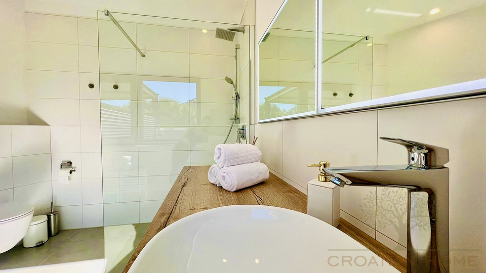 VILLA MIT POOL NUR 80 M VOM MEER MIT MEERBLICK UND GARAGE