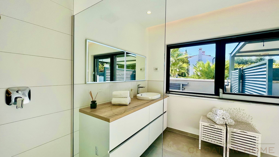VILLA MIT POOL NUR 80 M VOM MEER MIT MEERBLICK UND GARAGE