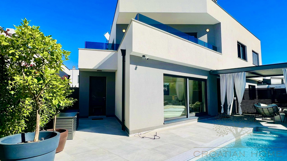 VILLA MIT POOL NUR 80 M VOM MEER MIT MEERBLICK UND GARAGE