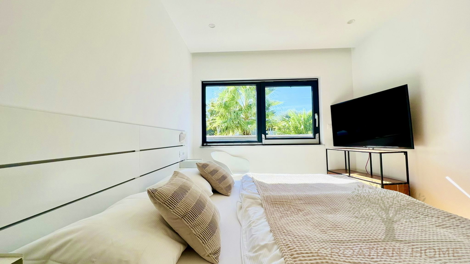 VILLA MIT POOL NUR 80 M VOM MEER MIT MEERBLICK UND GARAGE