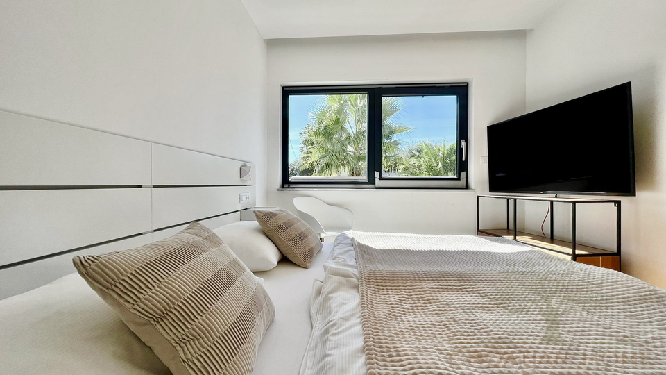 VILLA MIT POOL NUR 80 M VOM MEER MIT MEERBLICK UND GARAGE