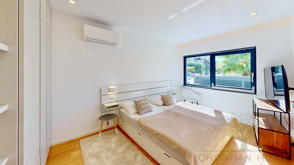 VILLA MIT POOL NUR 80 M VOM MEER MIT MEERBLICK UND GARAGE