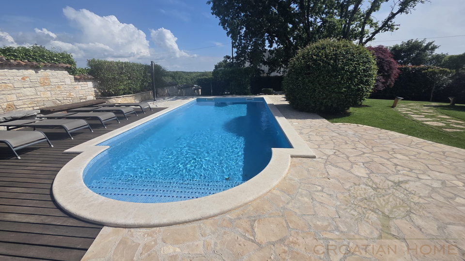 WUNDERSCH&Ouml;NE STEINVILLA MIT POOL UND KLEINER MEERBLICK