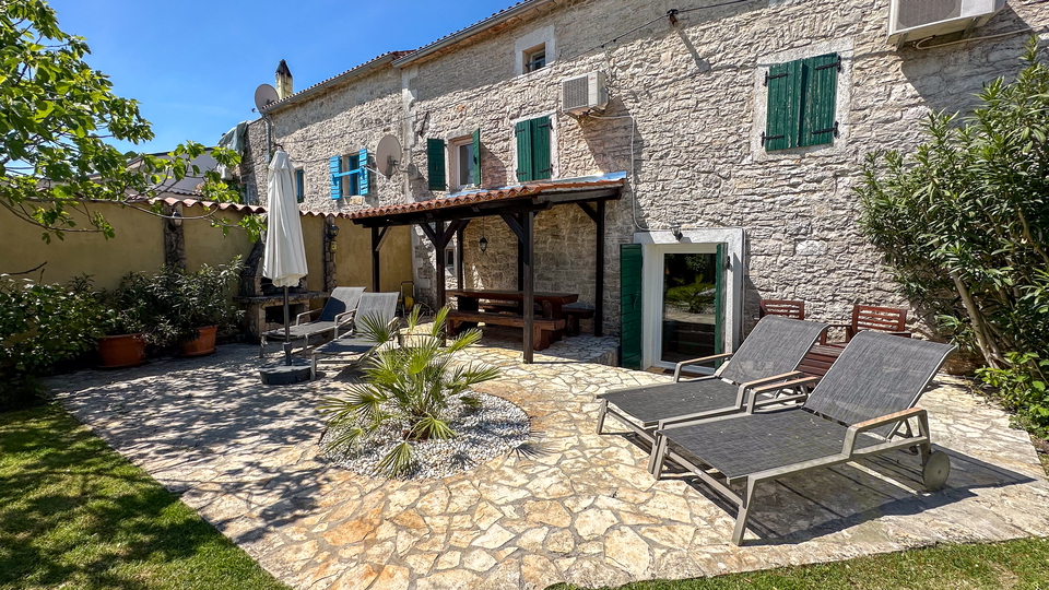 Authentisches Steinhaus mit Pool &ndash; N&auml;he Pore&ccaron;&comma; Meerblick&comma; ruhige Lage