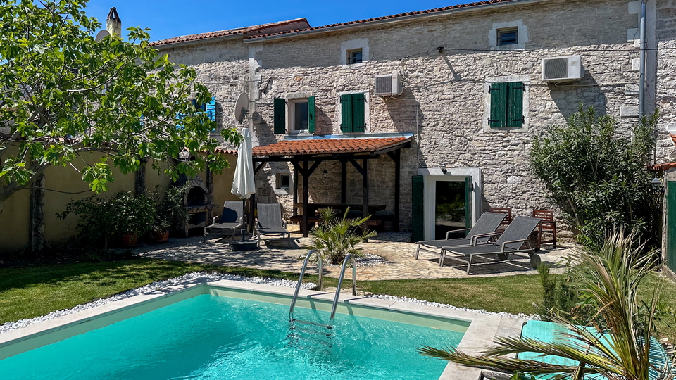 Authentisches Steinhaus mit Pool &ndash; N&auml;he Pore&ccaron;&comma; Meerblick&comma; ruhige Lage
