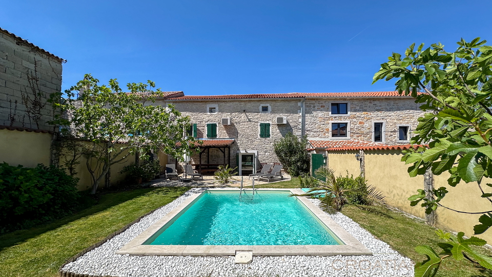 Authentisches Steinhaus mit Pool &ndash; N&auml;he Pore&ccaron;&comma; Meerblick&comma; ruhige Lage