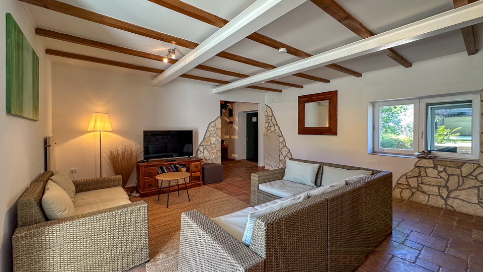 Authentisches Steinhaus mit Pool &ndash; N&auml;he Pore&ccaron;&comma; Meerblick&comma; ruhige Lage