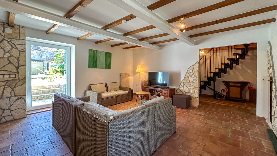 Authentisches Steinhaus mit Pool &ndash; N&auml;he Pore&ccaron;&comma; Meerblick&comma; ruhige Lage