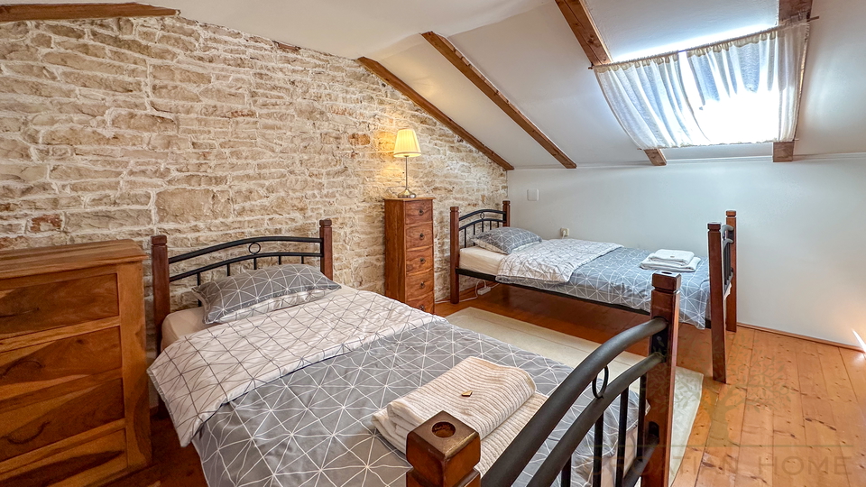 Authentisches Steinhaus mit Pool &ndash; N&auml;he Pore&ccaron;&comma; Meerblick&comma; ruhige Lage