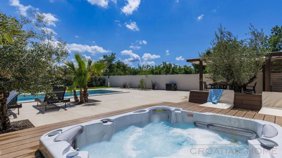 MODERNE VILLA MIT BEHEIZTEM POOL UND PRIVATEM WELNESS UND GYM IN POREC