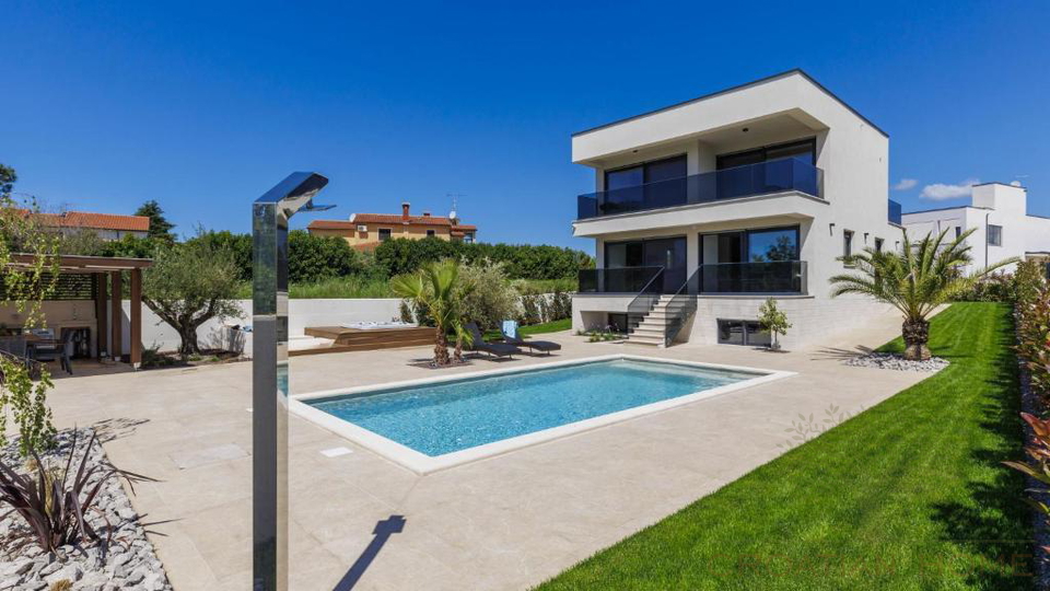 MODERNE VILLA MIT BEHEIZTEM POOL UND PRIVATEM WELNESS UND GYM IN POREC