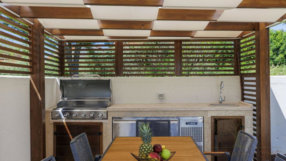 MODERNE VILLA MIT BEHEIZTEM POOL UND PRIVATEM WELNESS UND GYM IN POREC