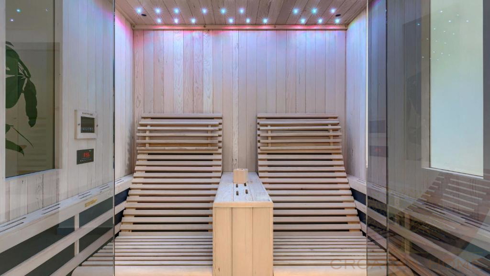 MODERNE VILLA MIT BEHEIZTEM POOL UND PRIVATEM WELNESS UND GYM IN POREC