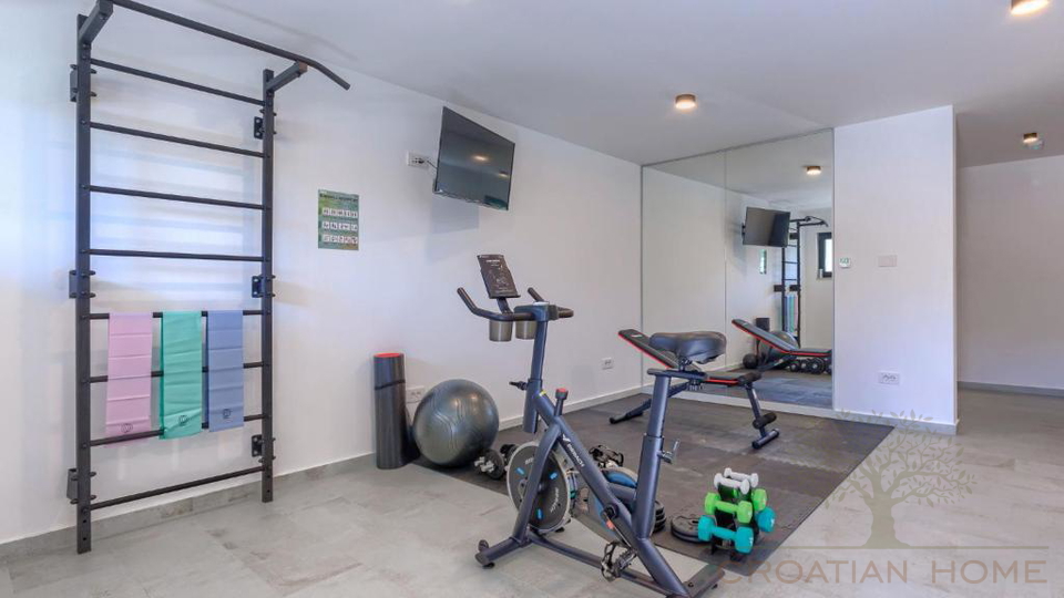 MODERNE VILLA MIT BEHEIZTEM POOL UND PRIVATEM WELNESS UND GYM IN POREC
