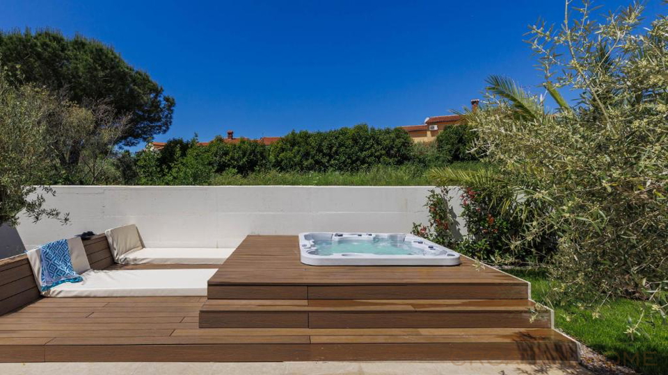 MODERNE VILLA MIT BEHEIZTEM POOL UND PRIVATEM WELNESS UND GYM IN POREC