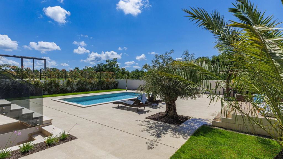 MODERNE VILLA MIT BEHEIZTEM POOL UND PRIVATEM WELNESS UND GYM IN POREC