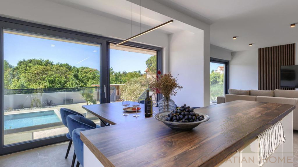 MODERNE VILLA MIT BEHEIZTEM POOL UND PRIVATEM WELNESS UND GYM IN POREC